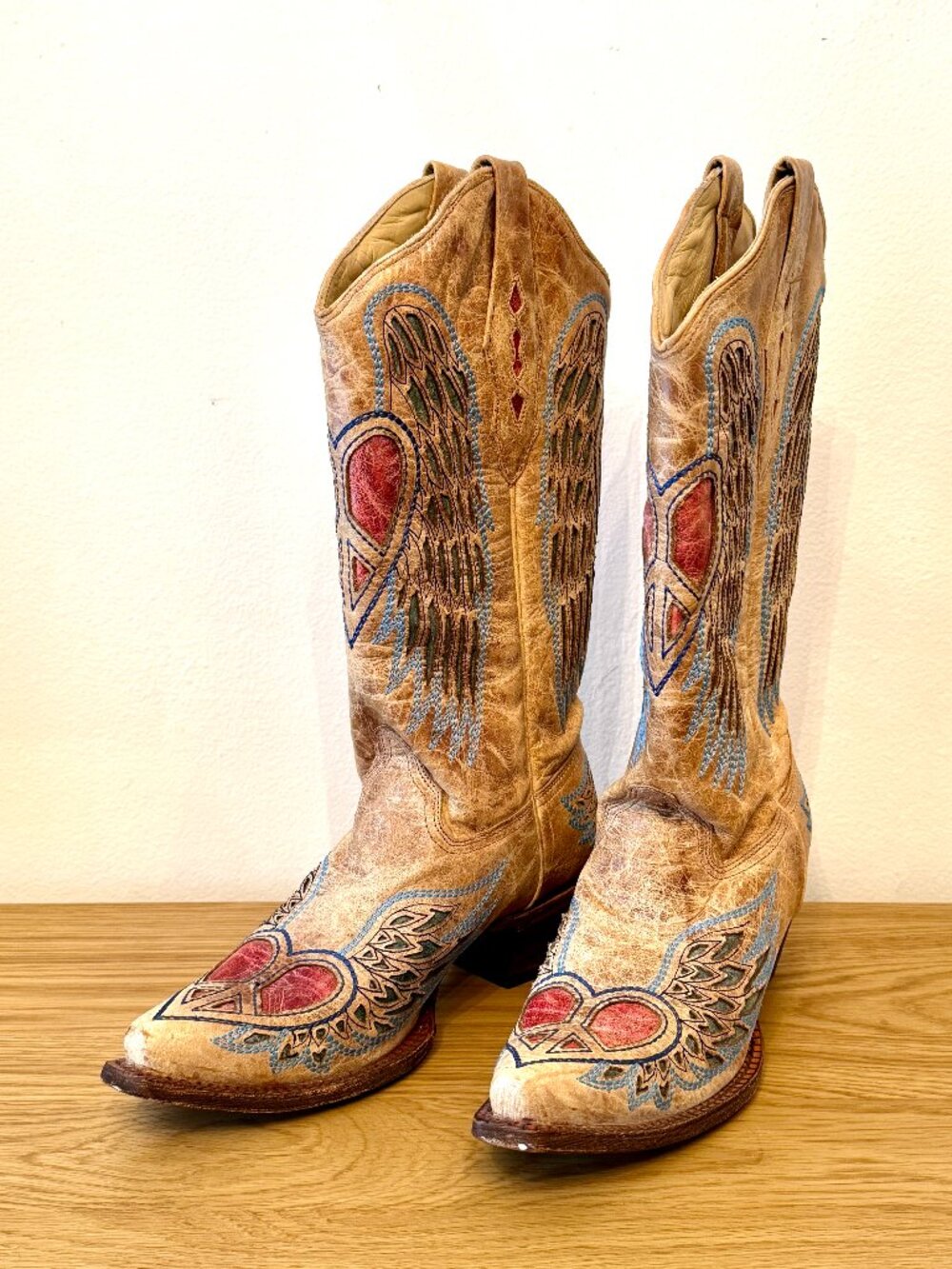 Corral Peace Heart and Angel Wings Embroidered Snip Toe Pull On Cowboy Boots